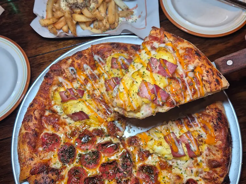 페퍼로니와 하와이안 피자가 반반으로 놓여진 모습