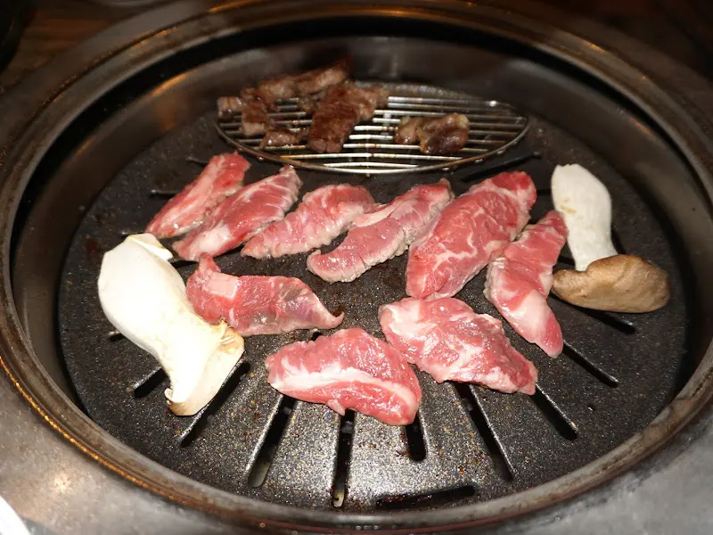 숯불 위에서 익어가는 갈비살