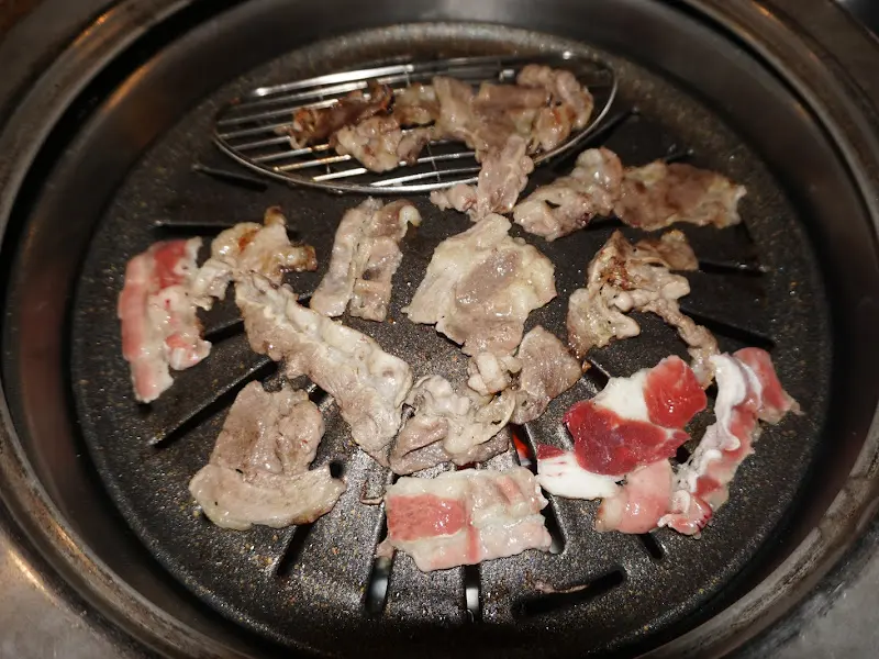 불판 위에서 익어가는 고기들