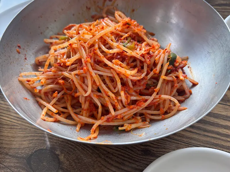 매콤한 양념에 버무려진 콩나물 무침