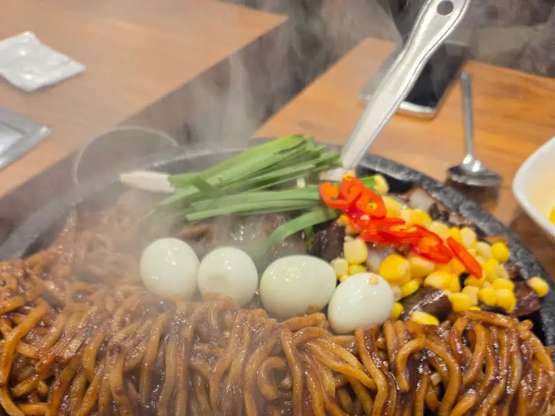 돌짜장의 비주얼