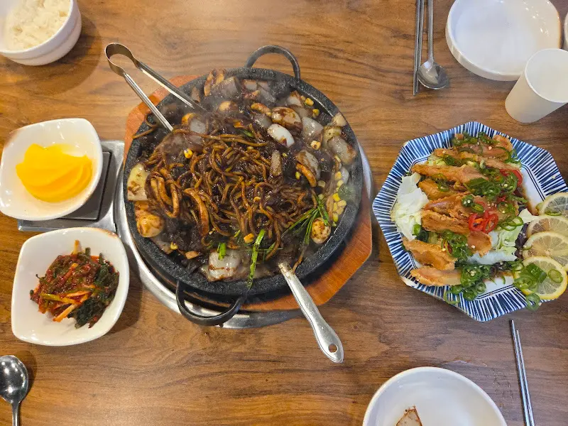 돌짜장과 유린기