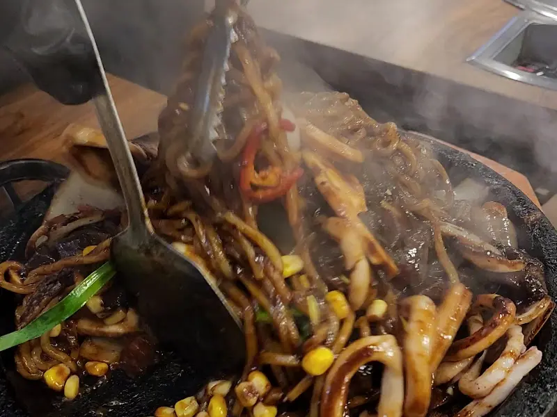 돌짜장 섞는 모습