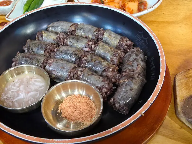 윤기가 흐르는 부강옥 맛보기 수육