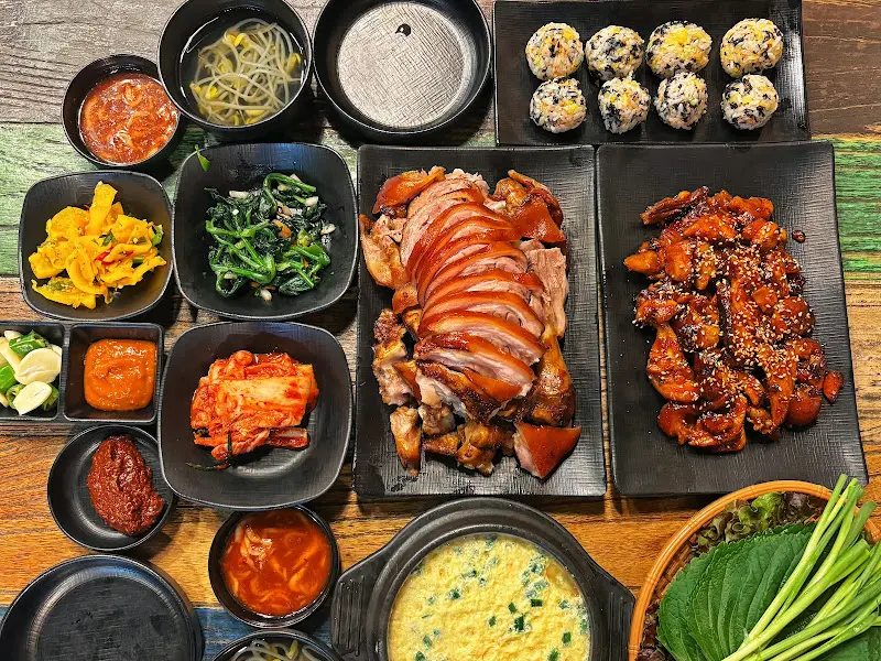 반반족발, 막국수, 계란찜 한상차림