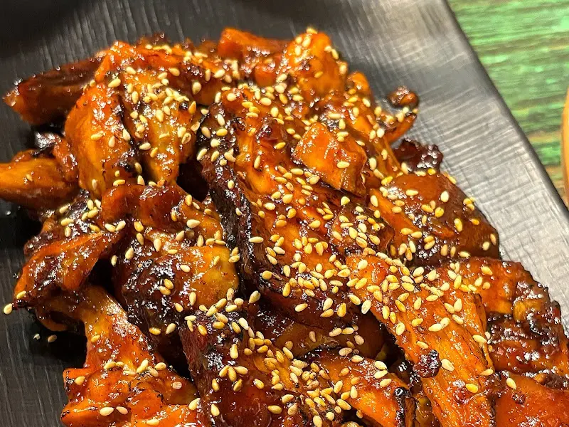 매콤한 양념과 깨가 듬뿍 뿌려진 매운 족발