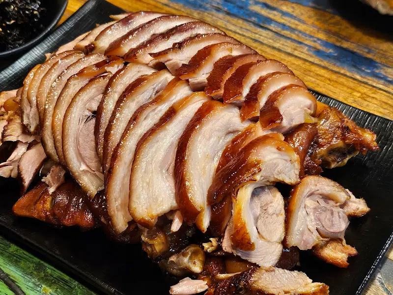 촘촘하게 쌓여있는 족발 슬라이스