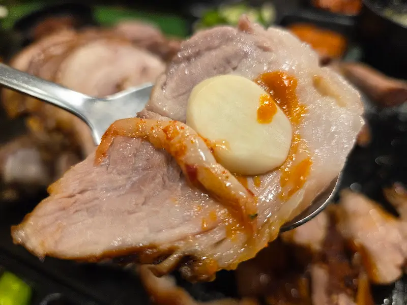 마늘과 함께 족발 한 입!