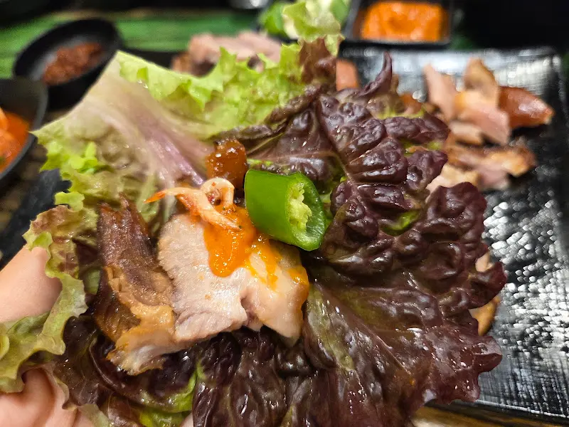 쌈 채소에 족발, 쌈장, 고추까지!