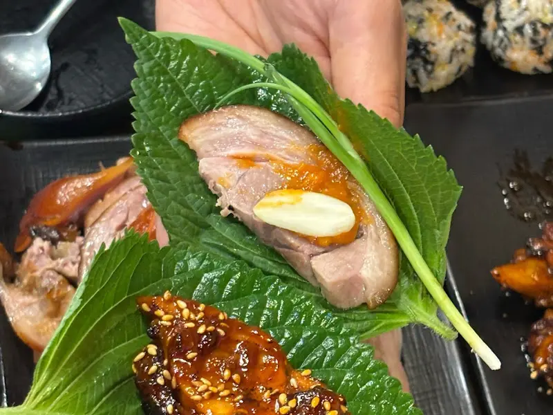 족발, 쌈장, 마늘, 깻잎의 완벽한 조화