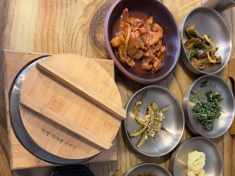 다양한 밑반찬들이 정갈하게 담겨 나온 모습