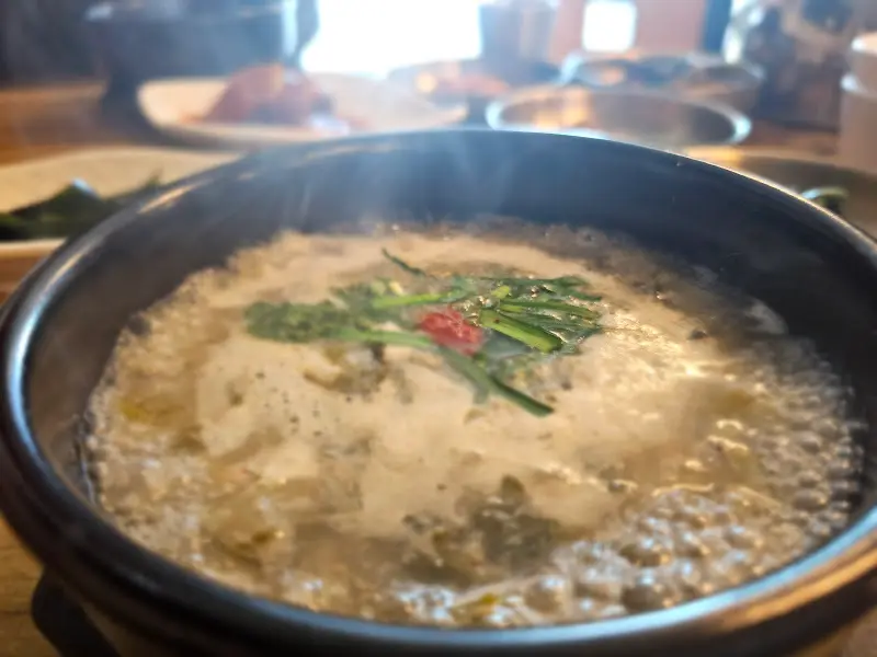 뚝배기에 담겨 보글보글 끓고 있는 추어탕