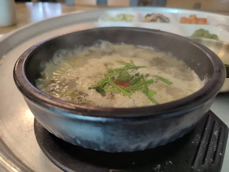 뚝배기 안에서 보글보글 끓는 추어탕의 모습