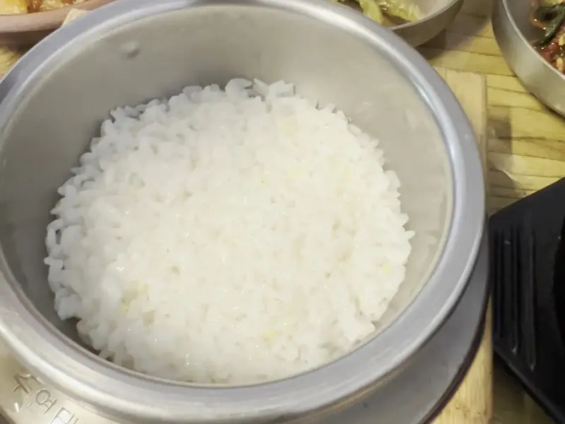 갓 지어 윤기가 좔좔 흐르는 돌솥밥