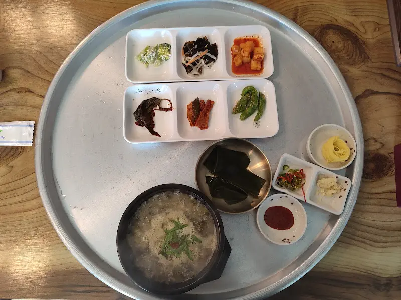 한 상 가득 차려진 추어탕 정식의 전체적인 모습