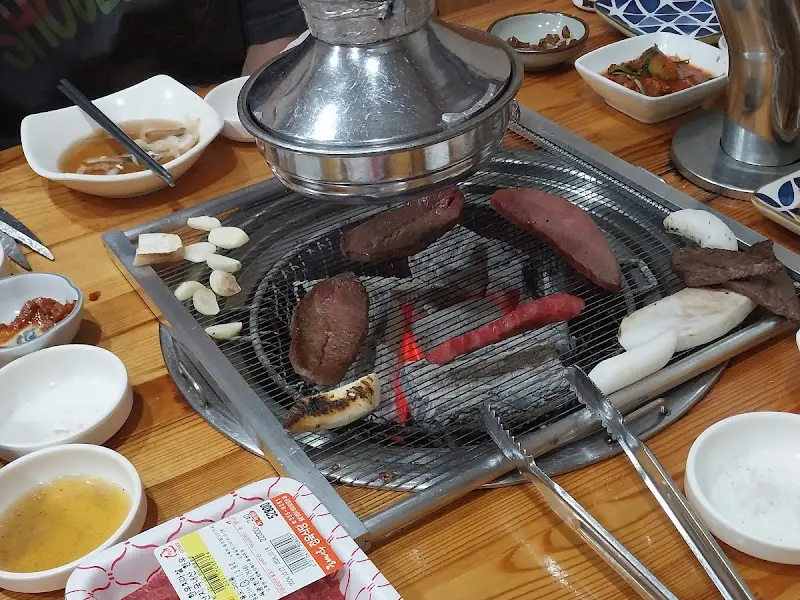 숯불 위에 구워지는 고기