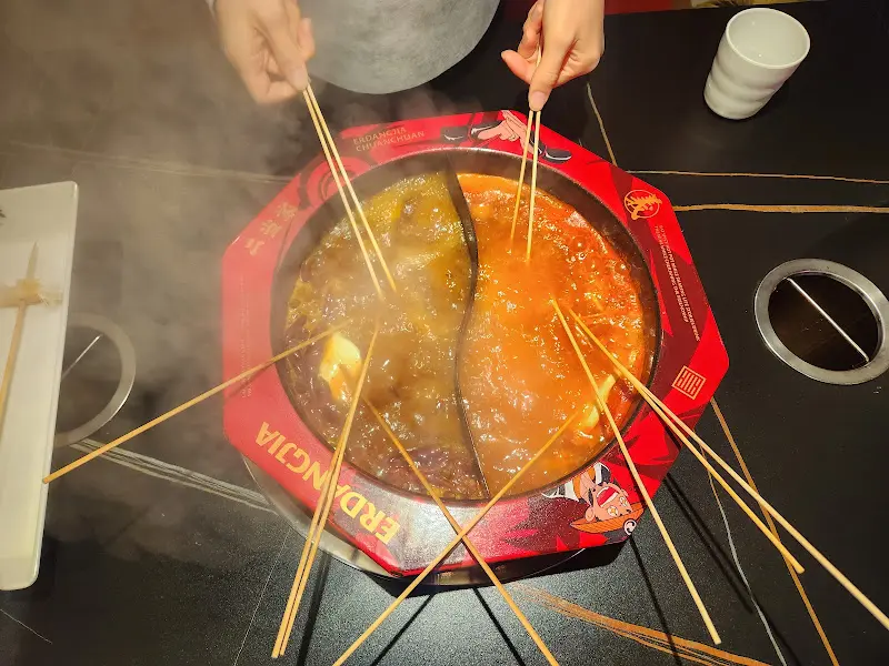 홍탕과 버섯탕이 담긴 훠궈 냄비