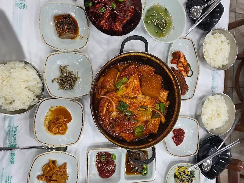 한상 가득 차려진 갈치조림+돌게장 정식