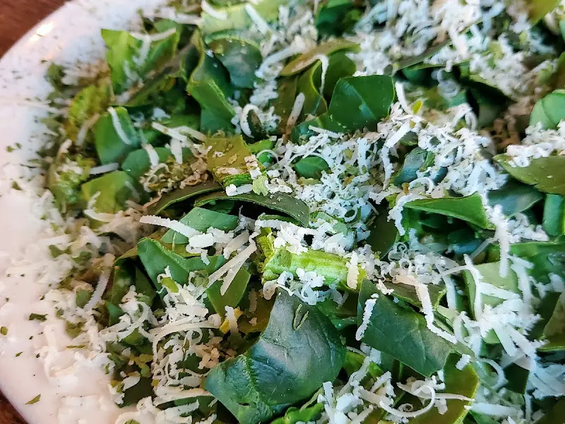 싱싱한 시금치가 듬뿍 올려진 시금치 파스타 클로즈업