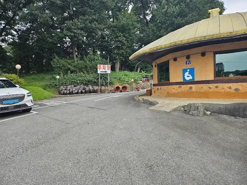 황토방한정식 주차장