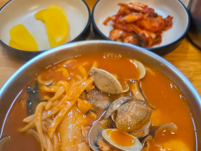 칼국수와 곁들여 먹는 김치, 깍두기