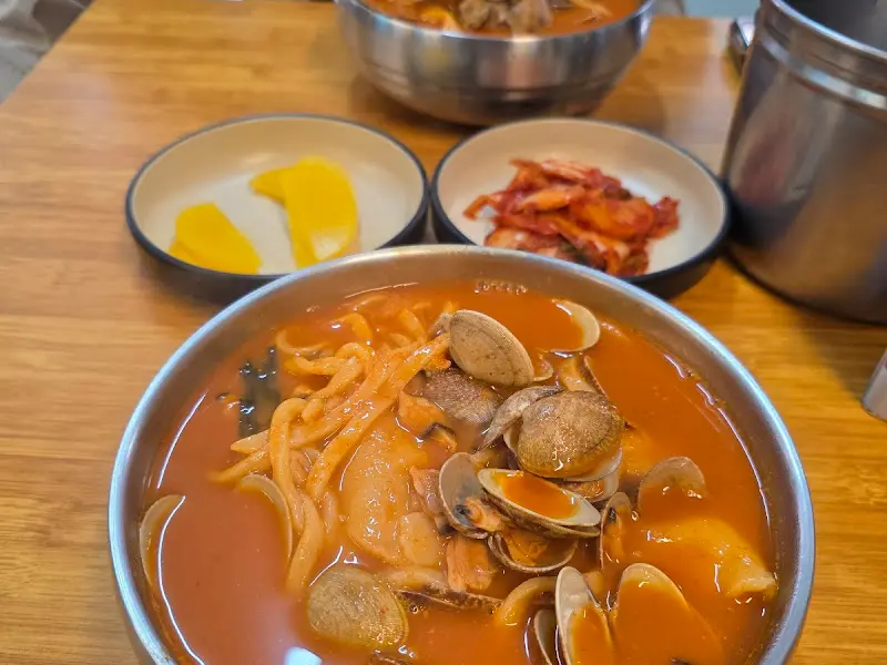 얼큰 칼제비 한 상 차림