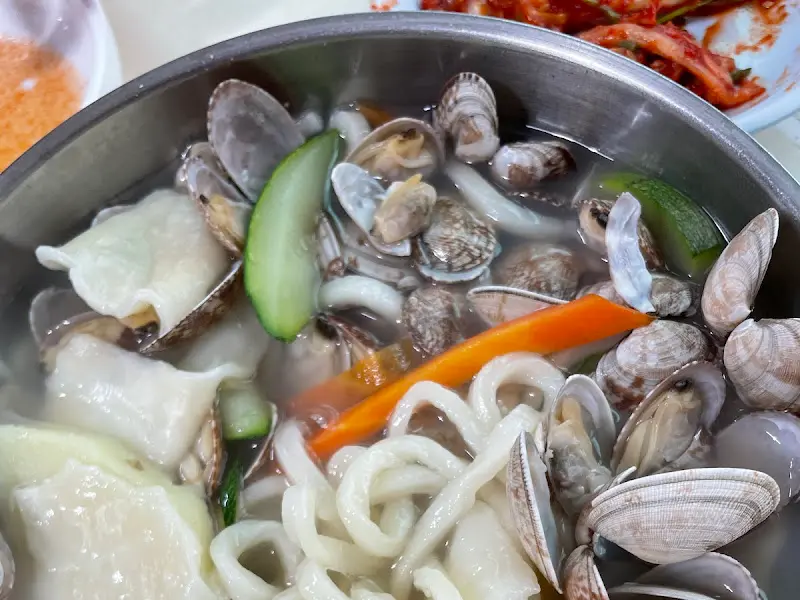 바지락 칼제비와 김치