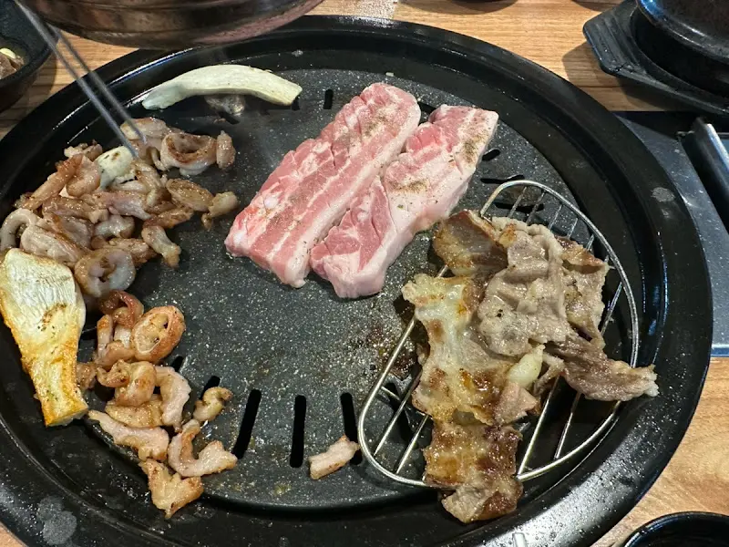 불판 위의 삼겹살과 막창