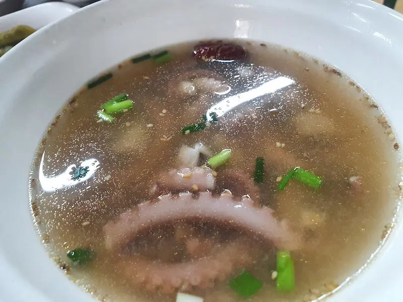 뽀얀 국물이 인상적인 연포탕