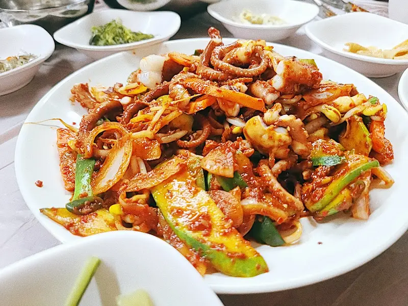 매콤한 양념이 돋보이는 낙지볶음