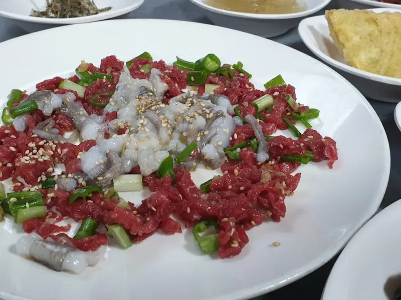 신선함이 느껴지는 낙지 소고기 탕탕이