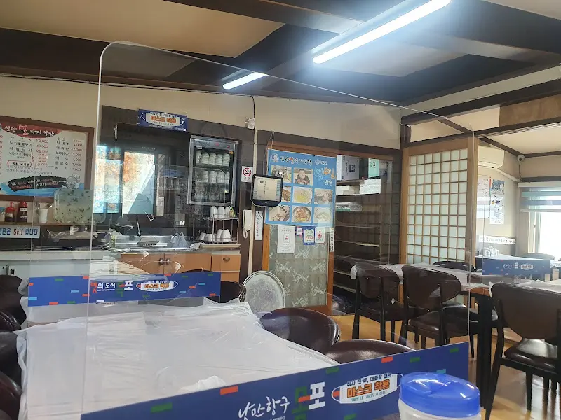 테이블 간 간격이 넓은 식당 내부