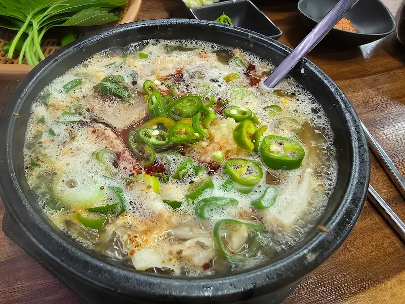 다진 마늘과 청양고추 투하