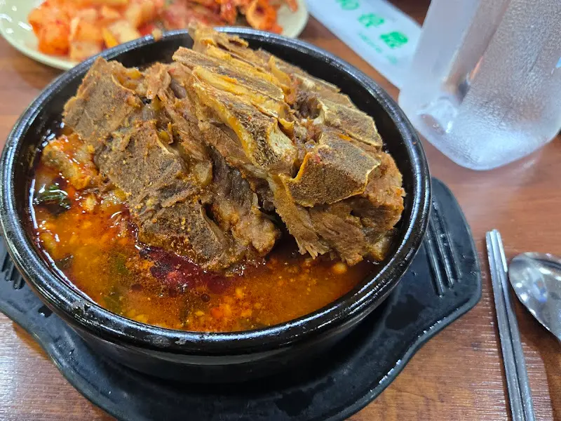 뼈해장국과 밑반찬