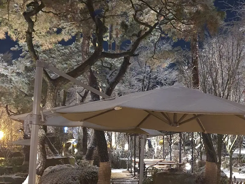 테이블과 파라솔이 놓인 야외 휴식 공간