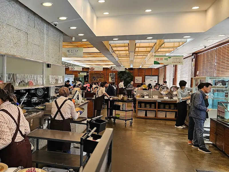 넓고 쾌적한 식당 내부