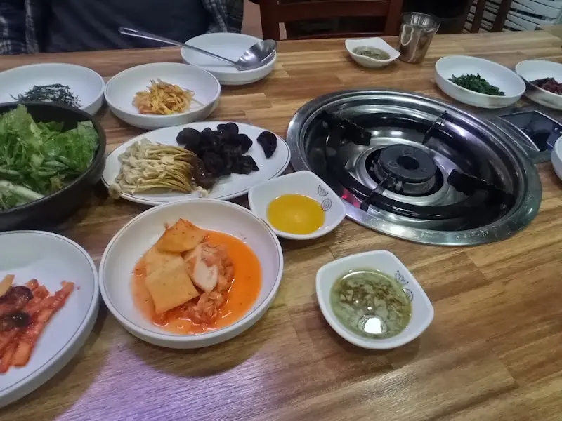 테이블 위에 놓인 다양한 반찬들