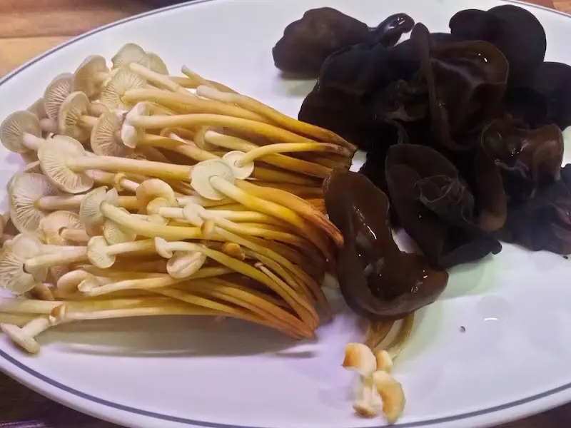 접시에 담긴 목이버섯과 팽이버섯