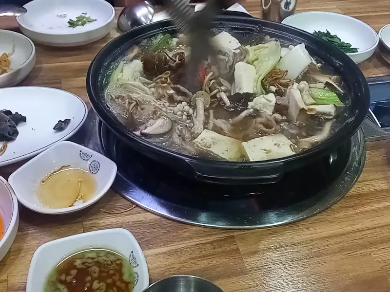 냄비 안에서 끓고 있는 소고기버섯전골