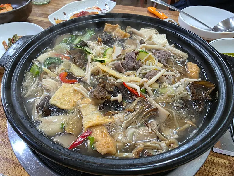 다양한 버섯과 채소, 소고기가 들어간 소고기버섯전골