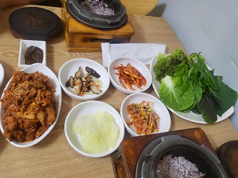 돌솥밥과 반찬들