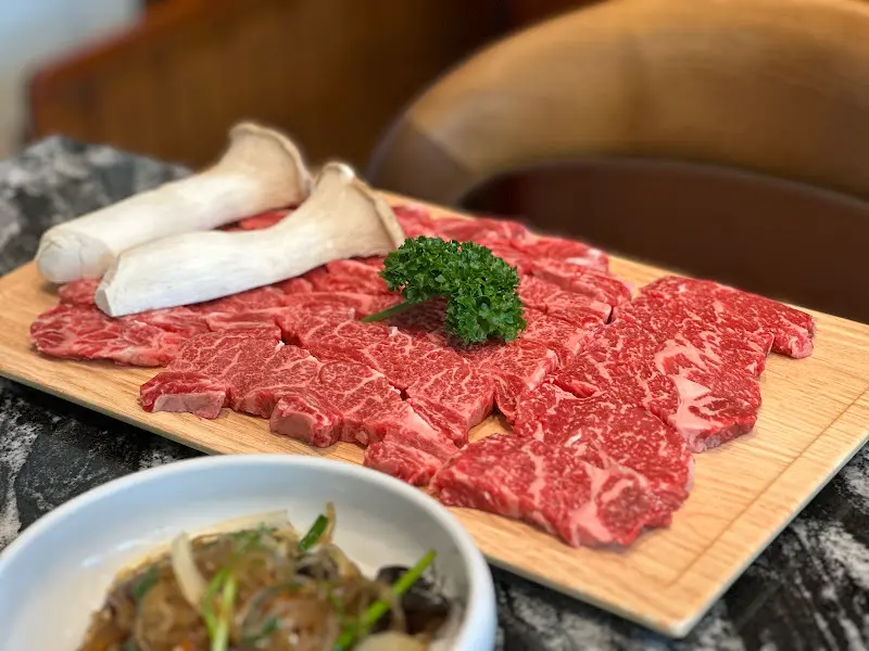 보기 좋게 담겨 나온 한우 모둠