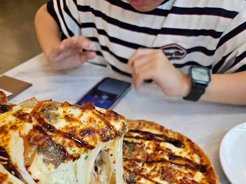 피자 치즈 늘어나는 모습