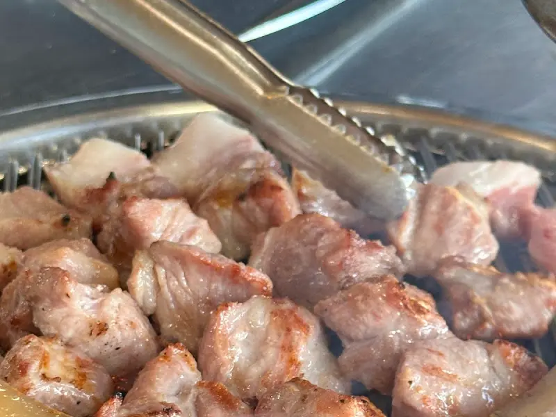 잘 익은 흑돼지 오겹살이 먹음직스러운 모습