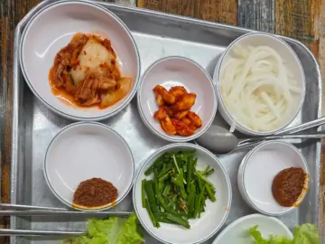 세월이 녹아든 성북동 맛집, 숯불 향이 추억을 되살리는 돼지갈비 기사식당