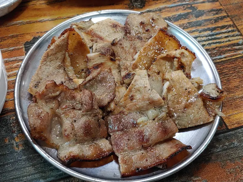 윤기가 자르르 흐르는 돼지불백