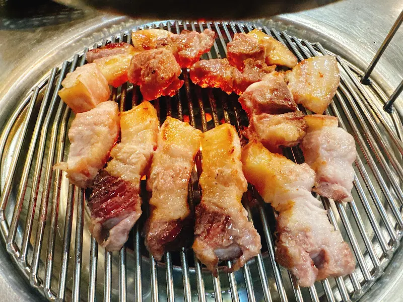 노릇하게 구워진 흑돼지 오겹살의 단면