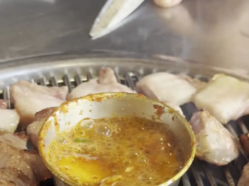 멜젓에 찍어먹기 좋게 잘 익은 흑돼지 오겹살