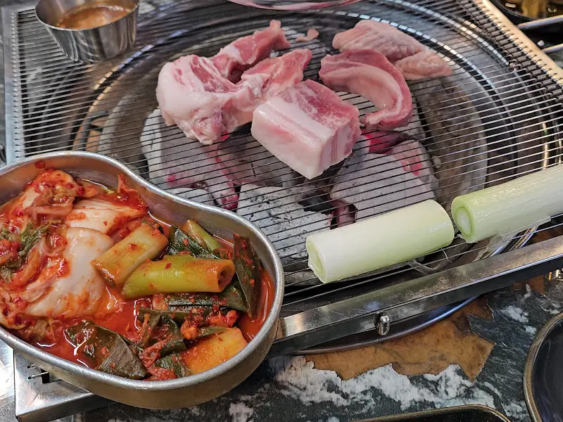 숯불과 밑반찬