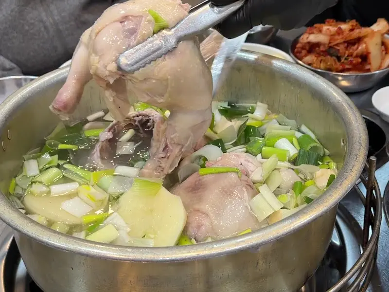 직원분이 닭을 손질해주는 모습